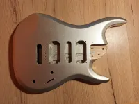 - Superstrat gitártest