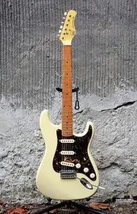 Hondo Deluxe Stratocaster Electric guitar - Hurtu [January 23, 2024, 5:01 pm]
