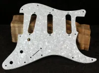 Fender 11 lyukas fehér gyöngyház koptató Strat Pickguard - Vintage52 Hangszerbolt és szerviz [February 27, 2024, 11:08 am]