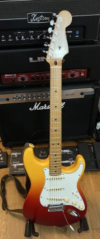 Fender Fender Stratocaster Elektromos gitár - New Age [Ma, 20:19]
