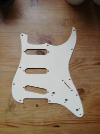 Squier Bullet stratocaster Pickguard - urbimarci [May 1, 2024, 5:29 pm]