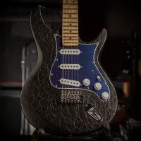 Behringer Scalloped Custom bőr wrap Electric guitar - Peter Mikuska [September 9, 2024, 2:52 pm]