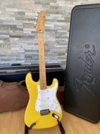 Fender Fender Stratocaster Plus Graffiti Yellow 1988 Guitarra eléctrica - surfninja [June 21, 2024, 9:40 am]