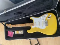 Fender Stratocaster Plus Graffiti Yellow 1988 Elektromos gitár - surfninja [2024.06.13. 08:30]
