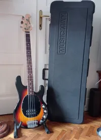 Music Man Stingray Bass guitar - Széll Gábor [May 21, 2024, 2:37 pm]