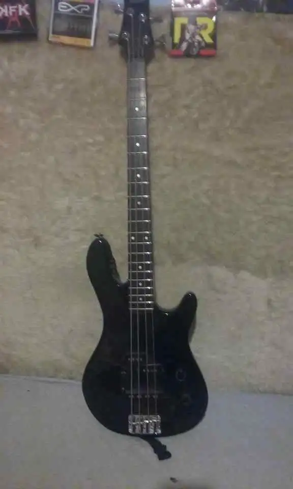 Ashton ab2 store bass guitar