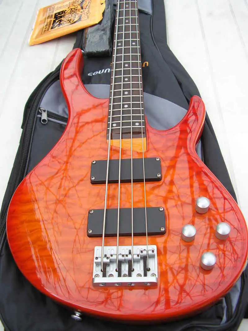 peavey international series bass guitar