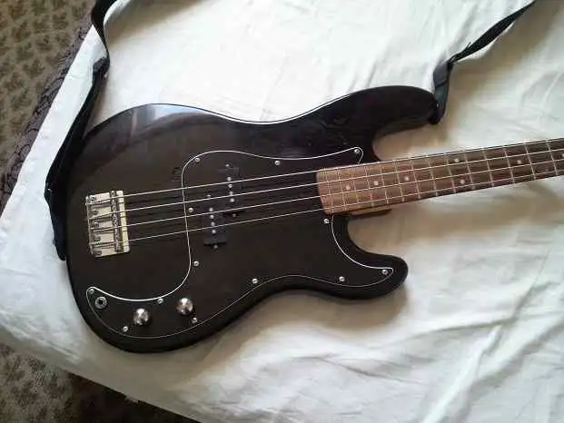 Harley benton store precision bass