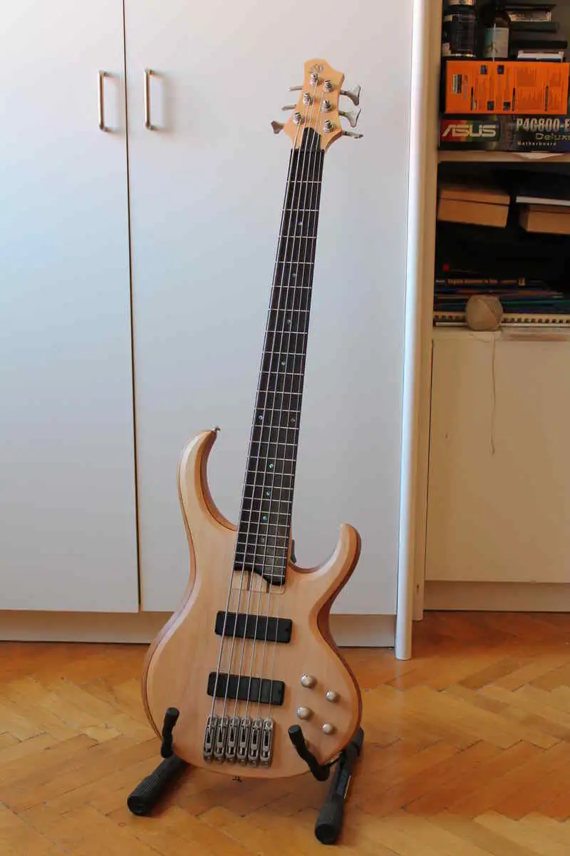 ibanez btb 556