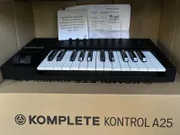 Native Instruments Komplete Kontrol A25 MIDI controller [June 22, 2023, 9:54 am]