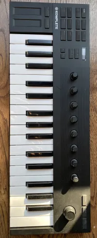 Native Instruments Kontrol M32 MIDI Keyboard [December 3, 2023, 11:26 am]