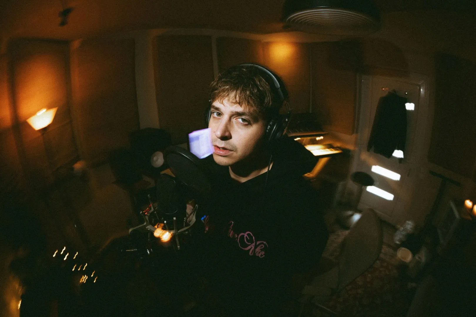 „6000 email, nem nyitom meg” – itt egy új dal AKC Misitől