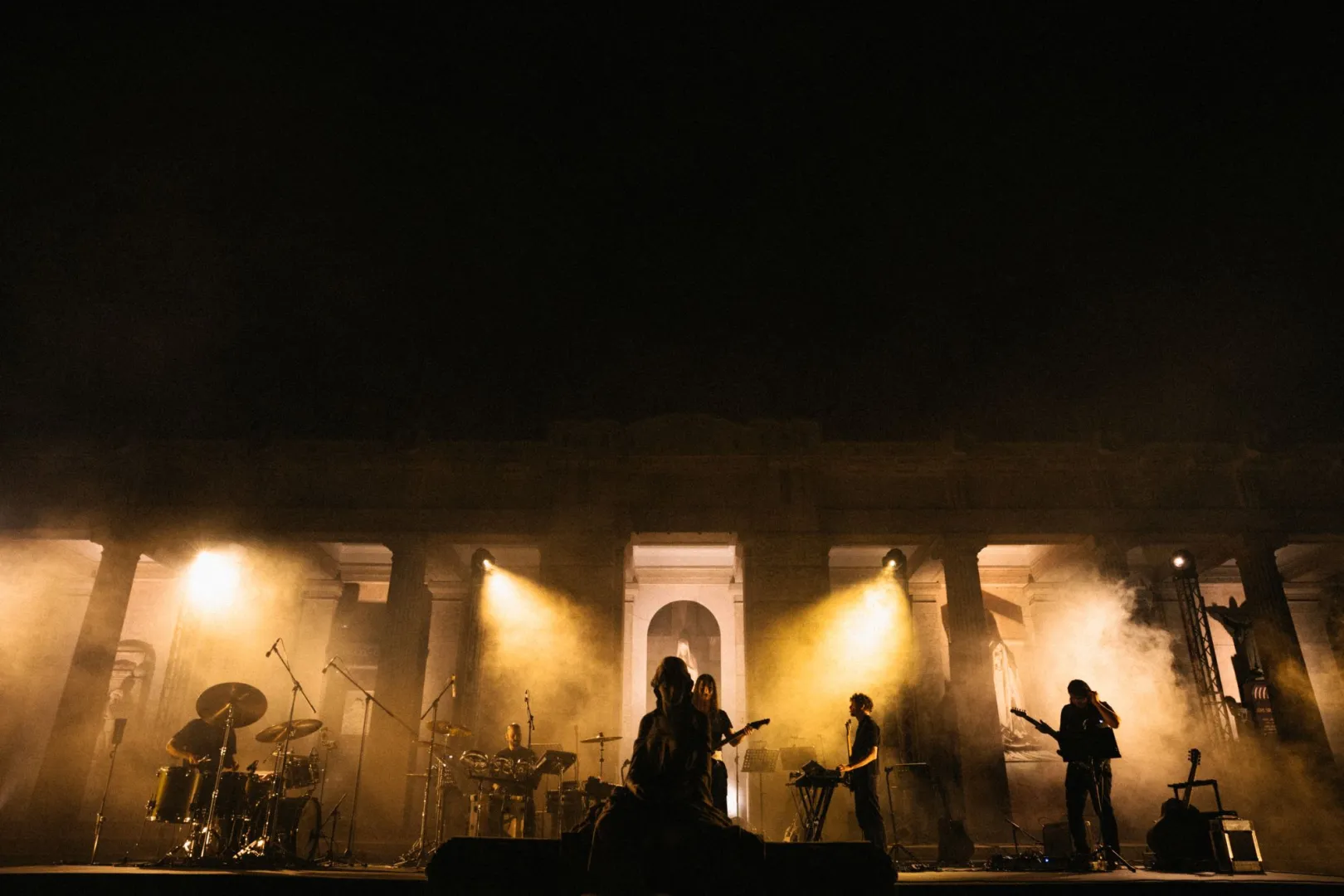 „A legyőzhetetlenség útján” – itt van iamyank látványos live videója a Fiumei sírkertből