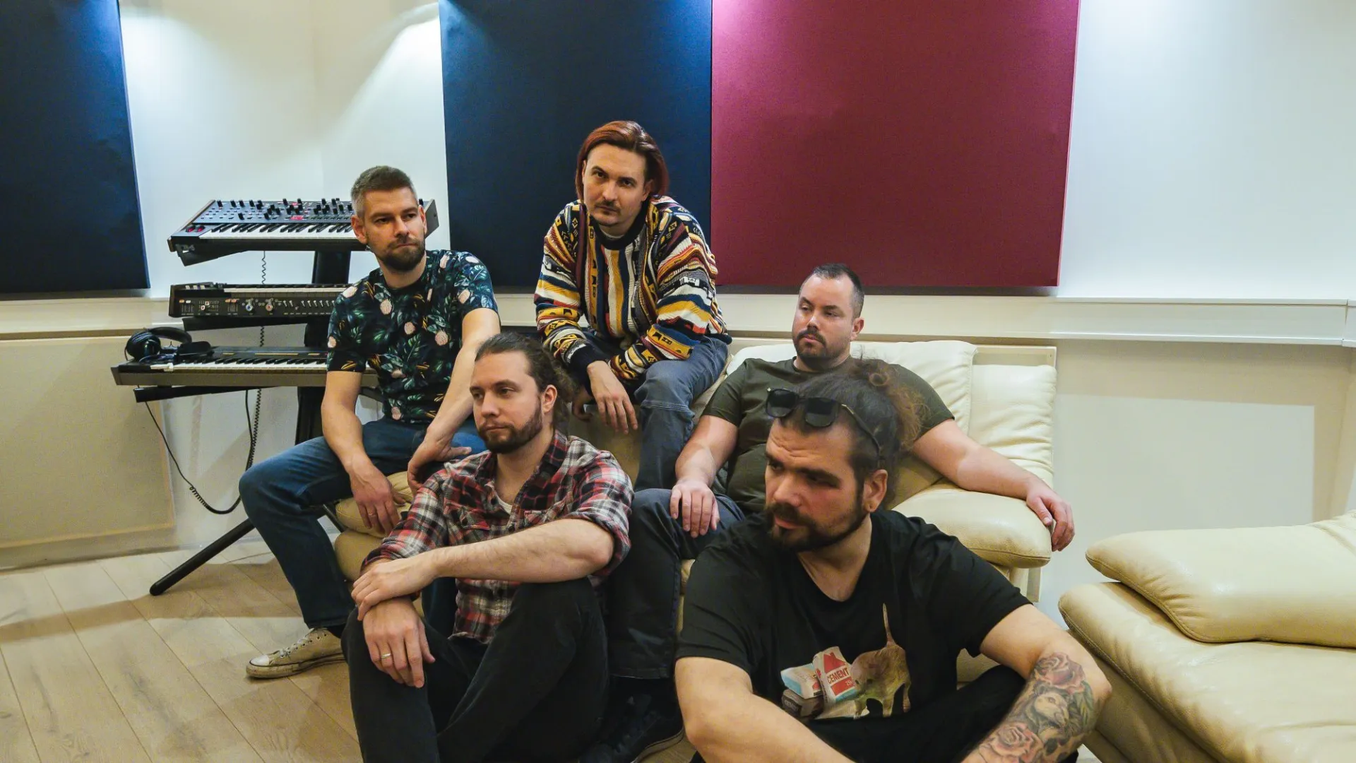 „Az életed se volt szabad, hát nézd, mi lett a halálod” – itt a felújított Fekete Volga az Imre Fia Imrétől