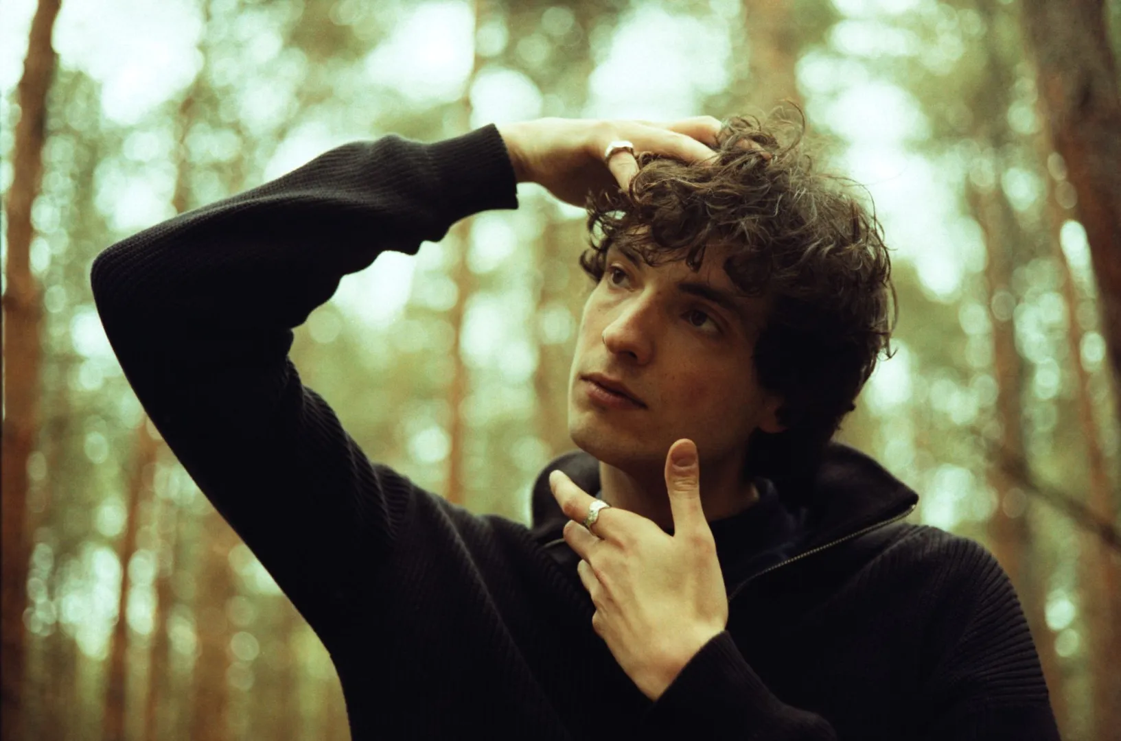 „Futok, hogy egyben tartsam az életem, a végén mégis összetörik” – Szlimmy-klippremier