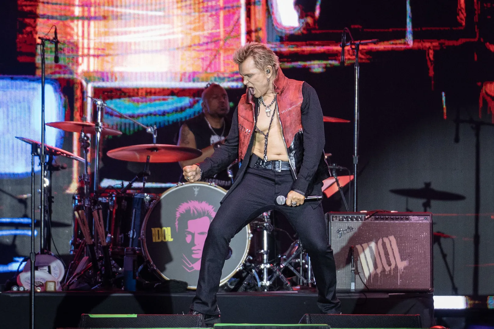 „Milyen menő ez az öreg faszi” - Ilyen volt Billy Idol koncertje a Budapest Parkban