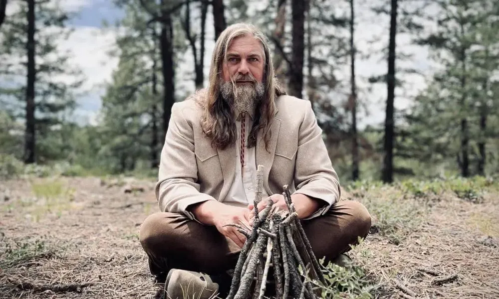 „Most, hogy az elmúlás és a szellemi épség ennyire konkrét kérdéssé vált, ez kicsinál teljesen” – The White Buffalo-interjú