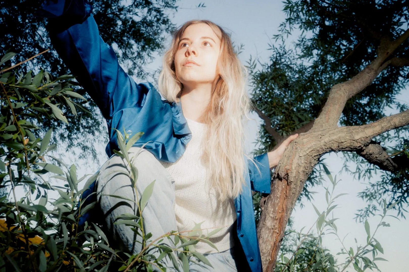 „Nyomozó vagyok a saját életemben” – Itt az első klip Tingyela Dóri első nagylemezéről