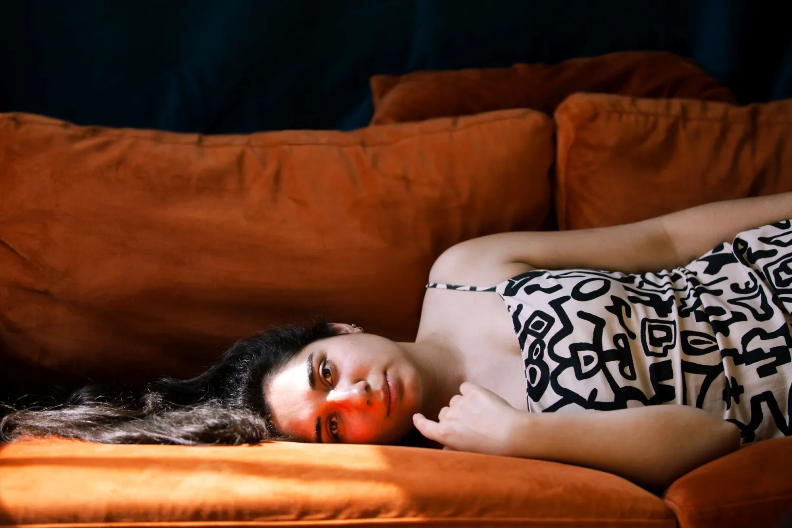 „Szőke herceg, lóvá tettél, értem lóval sem jöttél el” – Premieren az amor fati új dala