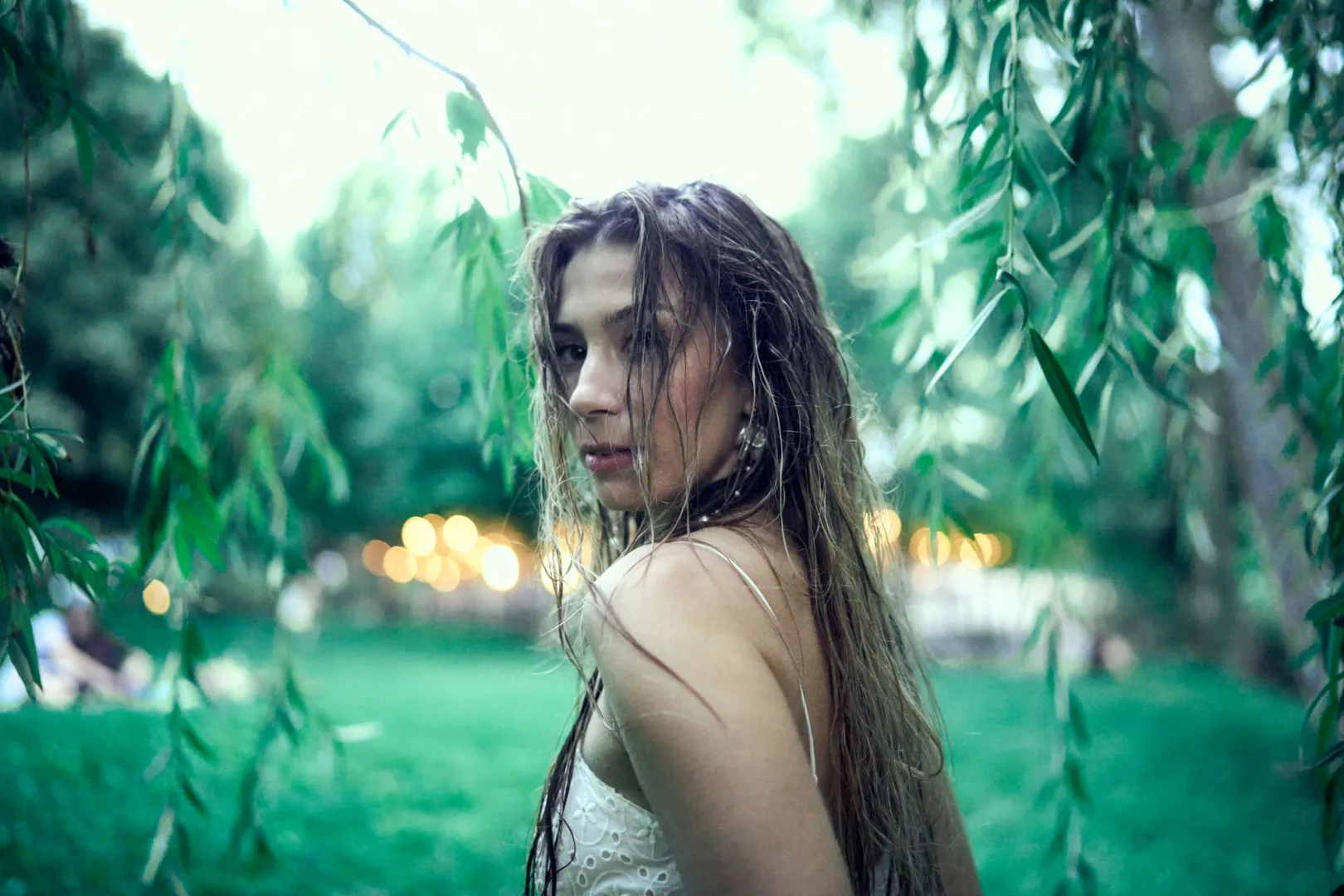 „Vallomás arról, hogyan próbálom megtalálni magam” – premieren dorimoczi legújabb dala, a szuzi