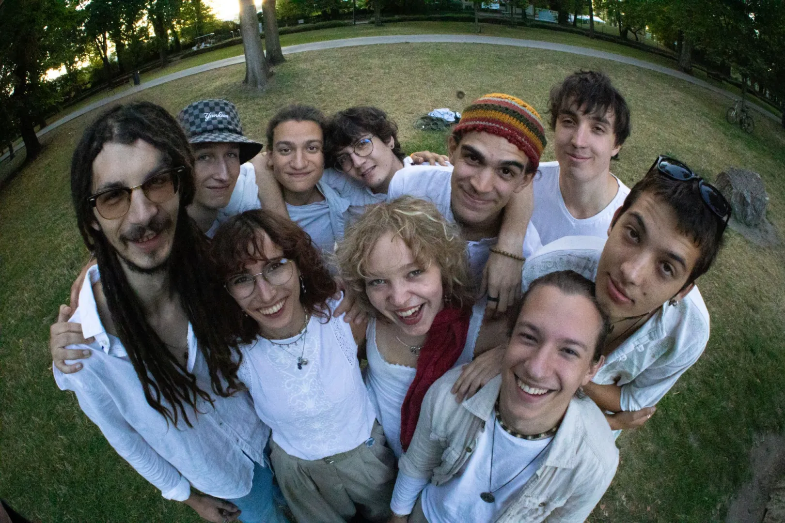 „Világzene funk riffekkel, sok énekkel, nyomokban rappel, kiabálással, megvadulós szólókkal” – Magyarradar: Várhegyutca