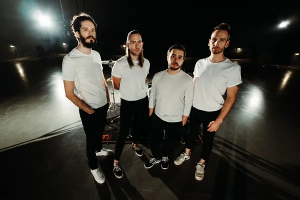 A Király Halott - Tűnj el! - új videó, új dobossal
