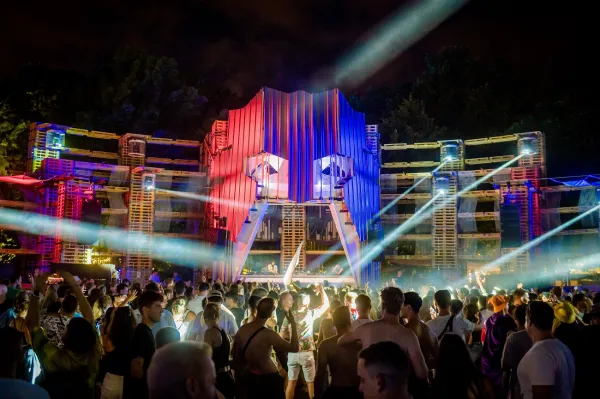 Európa egyik legkülönlegesebb elektronikus zenei helyszíne idén Yettel Colosseum néven újul meg a Szigeten