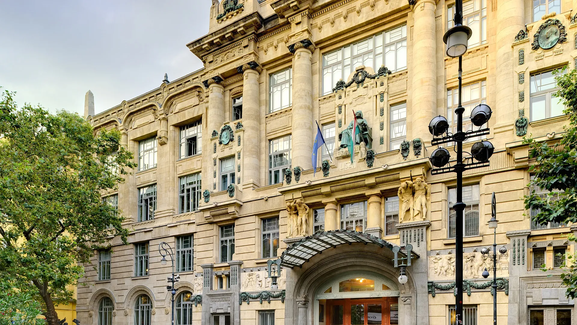 A mi Zeneakadémiánk – vallomások a 150 éves Liszt Ferenc Zeneművészeti Egyetemről