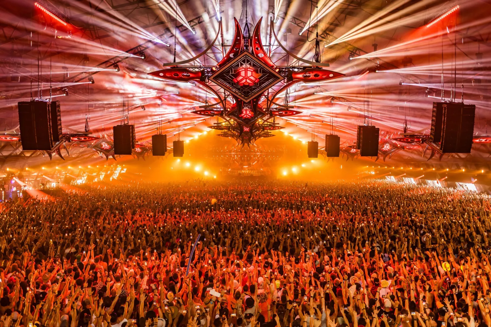 A rendkívüli hőség miatt félbeszakadt a Defqon.1 – a szervezők törölték a fesztivál hátralévő napjait