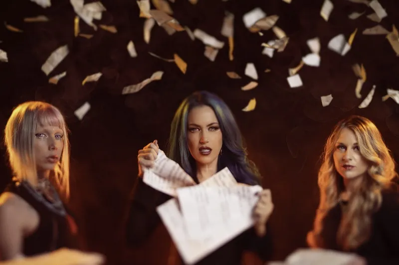 Alissa White-Gluz – Repeszek között repülő majom