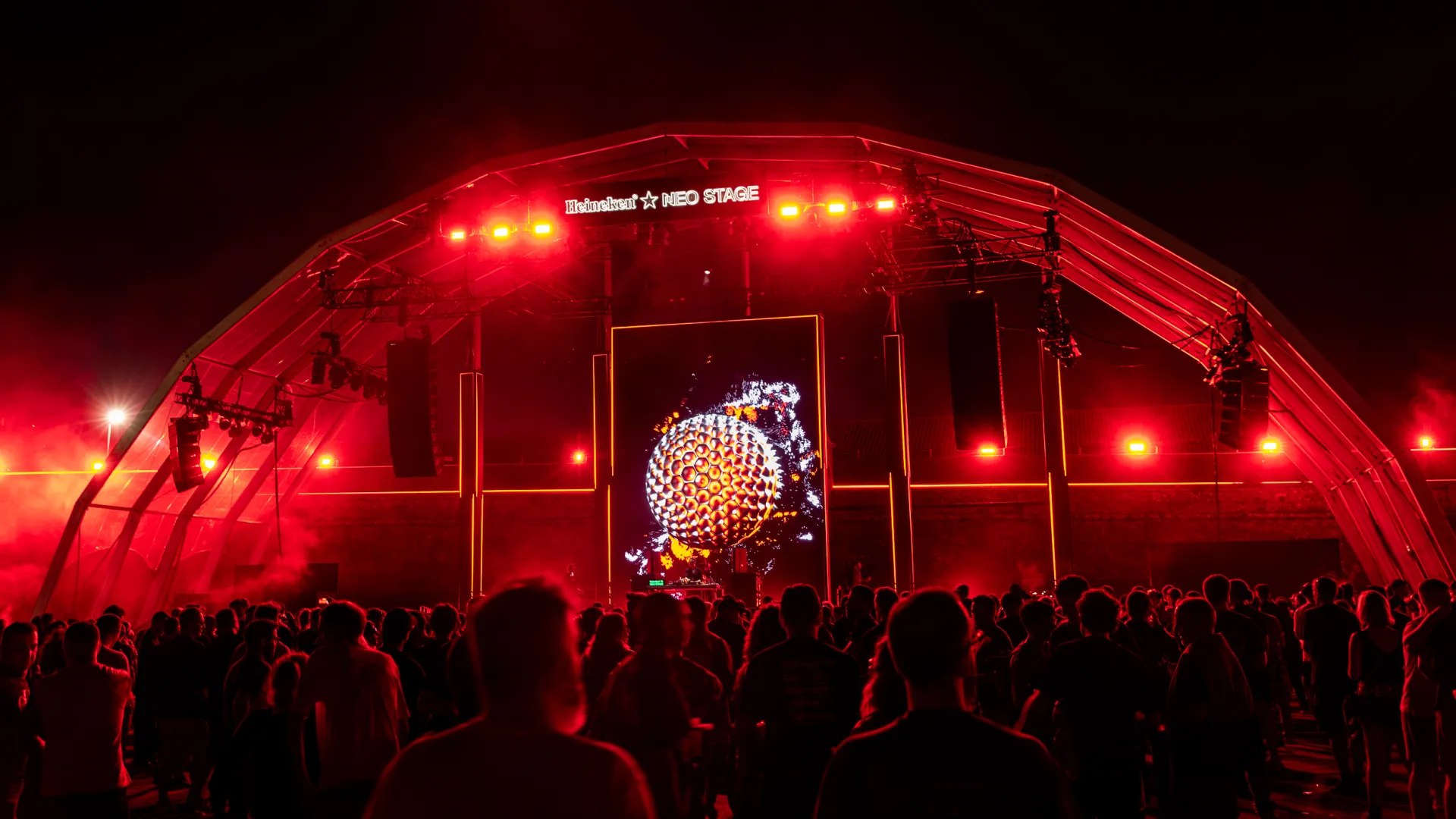 ANTIPOP 2026 beszámoló – techno a várfal és a konténerdaruk között