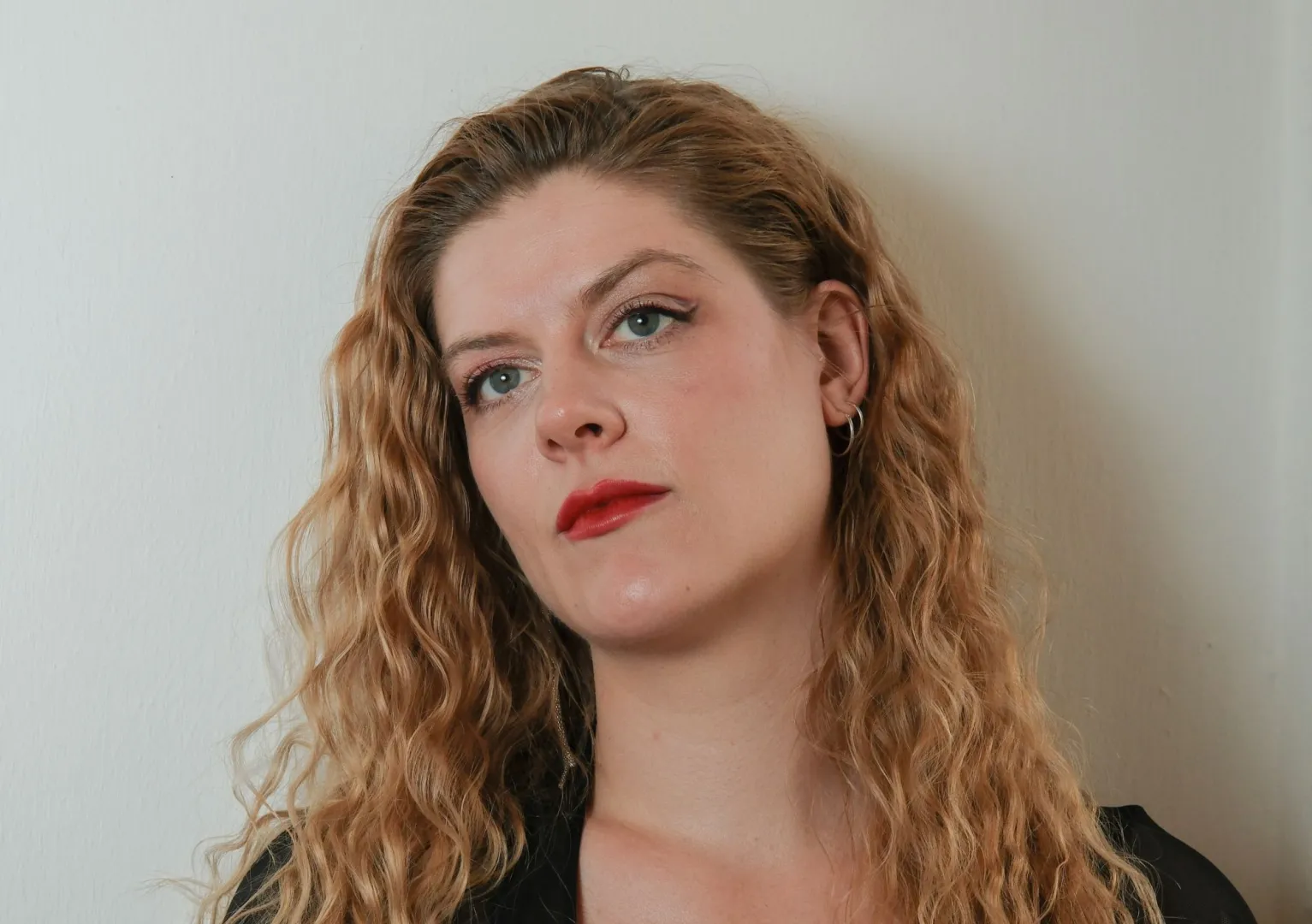 Anyaméh, bátorság, mulandóság – az érzékelés fátylain vezet keresztül Natalie Szende új EP-je