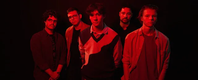 Az Öröm a zene tavalyi döntősének legújabb dala a „ragtapaszok által összetartott önértékelésről” szól