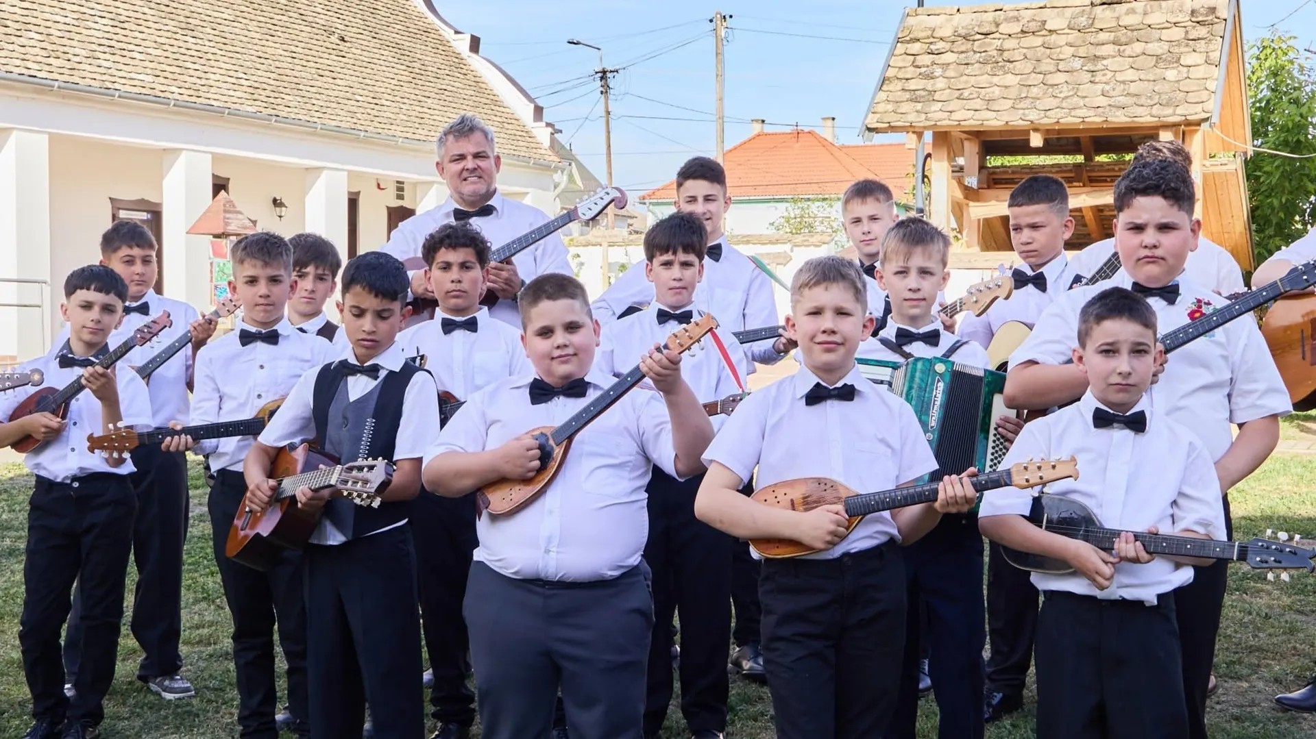 Az Országgyűlés alakuló ülésekor megismert sükösdi tamburazenekar is fellép a Pozsonyi Pikniken