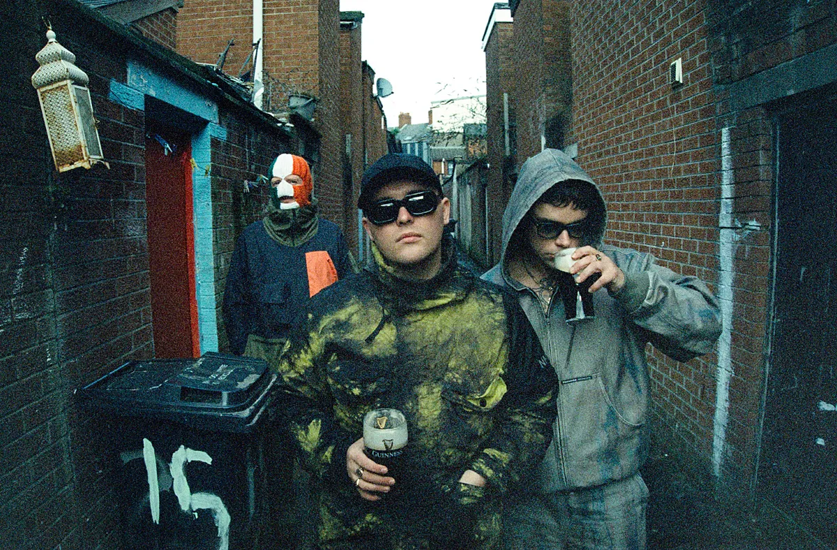Belfast fenegyerekei a stúdióban is rendet vágtak. Kneecap: FENIAN (lemezkritika)