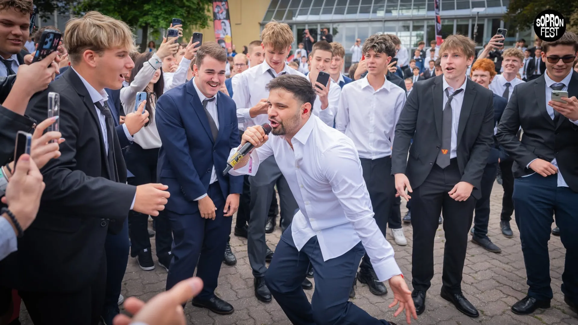 Beton.Hofi koncertje volt a meglepetés egy soproni suli évzáróján