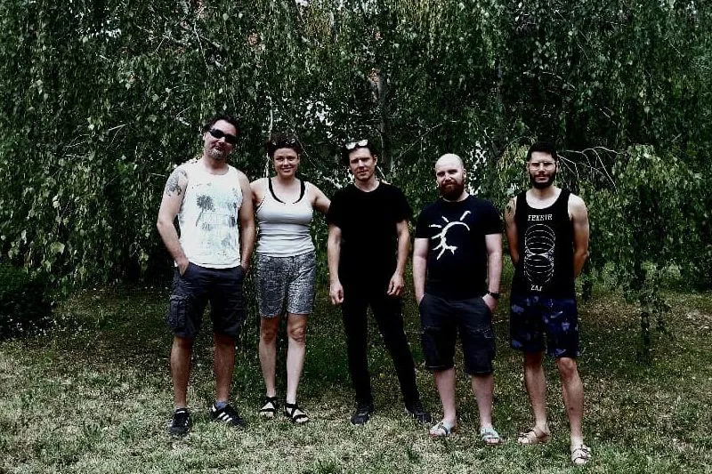 Breastbone – Dal az önértékelésről