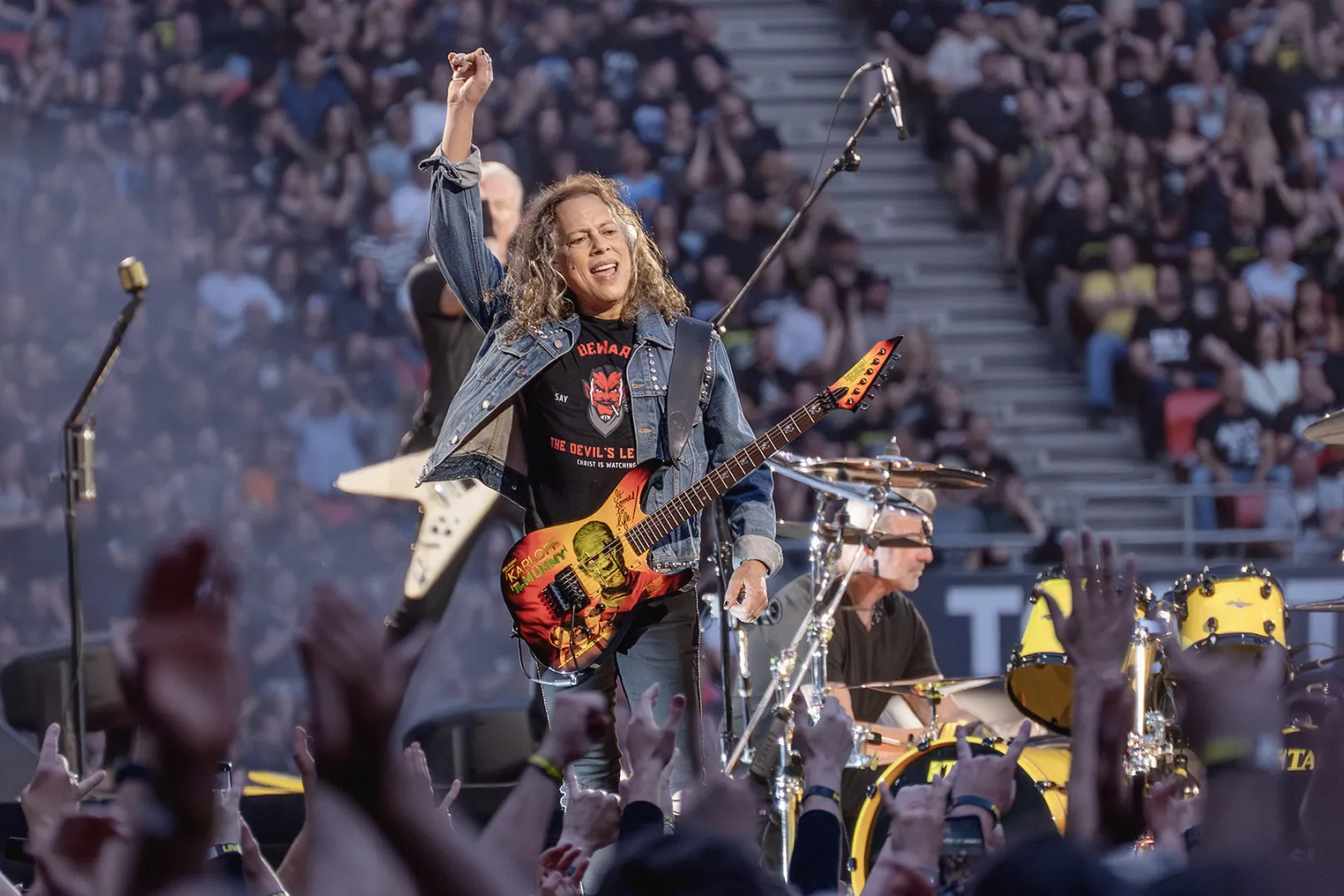 Budapesti koncerten viselt pólója miatt került bajba a Metallica gitárosa