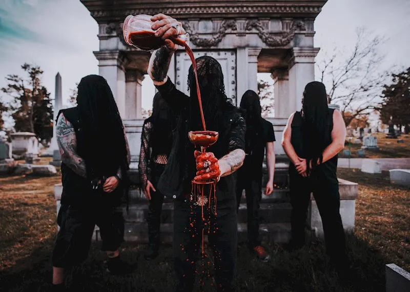 Cemetery Echo – Vámpírrománc és kocsmarock a könnytanyáról