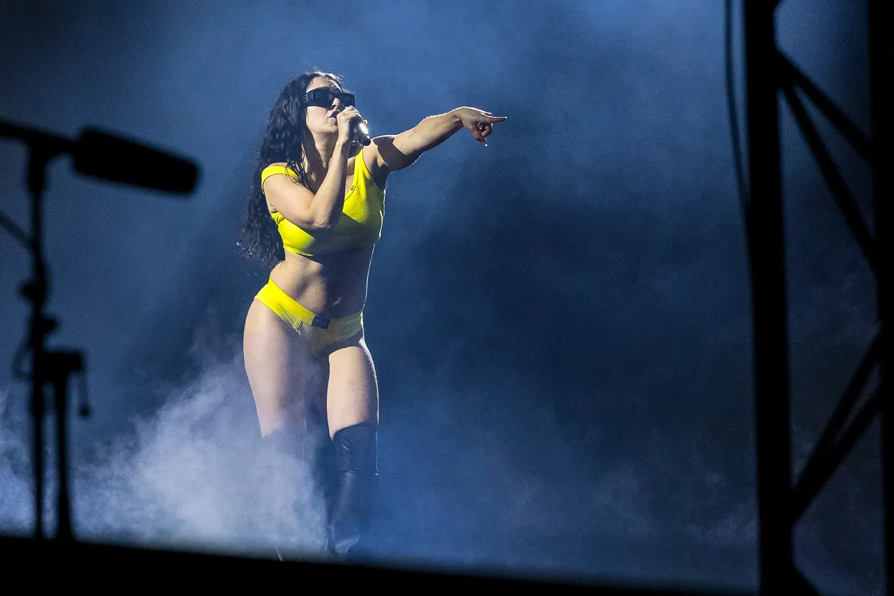 Charli XCX privát bulit tartott a Szigeten, és meghívott rá mindenkit – Ilyen volt a Sziget első napja