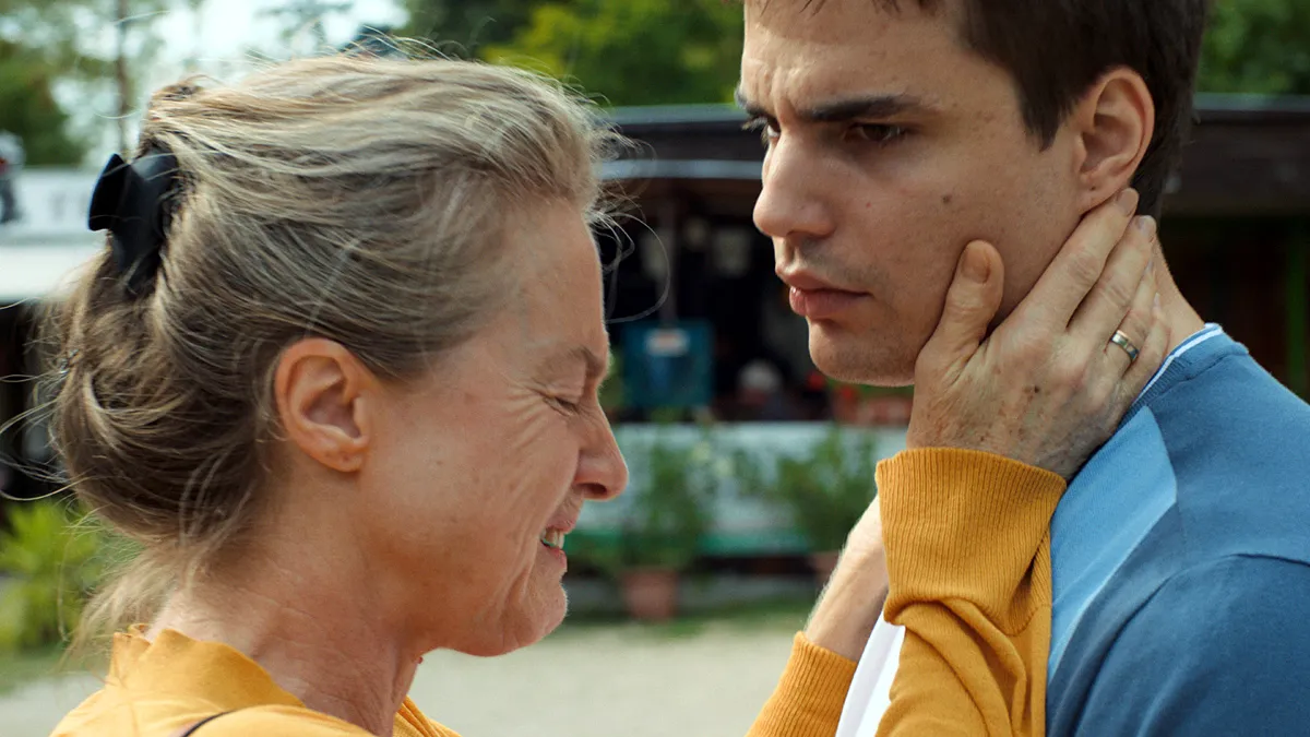 Csillagok, megvakulok, csillagok, szétszakadok. Mommy Blue (filmkritika)