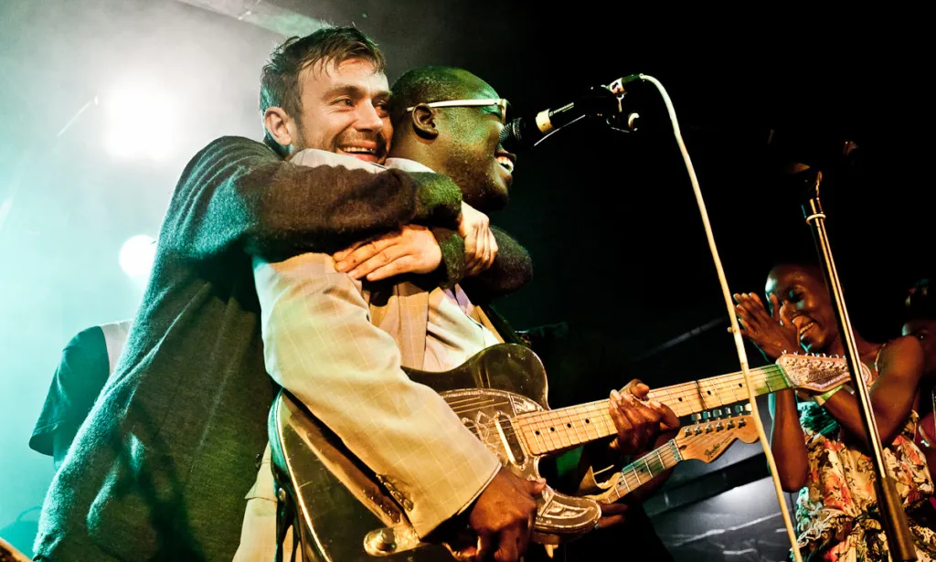 Damon Albarn Budapestre hozza a legjobb afrikai zenéket – Júliusban Africa Express a Müpában!