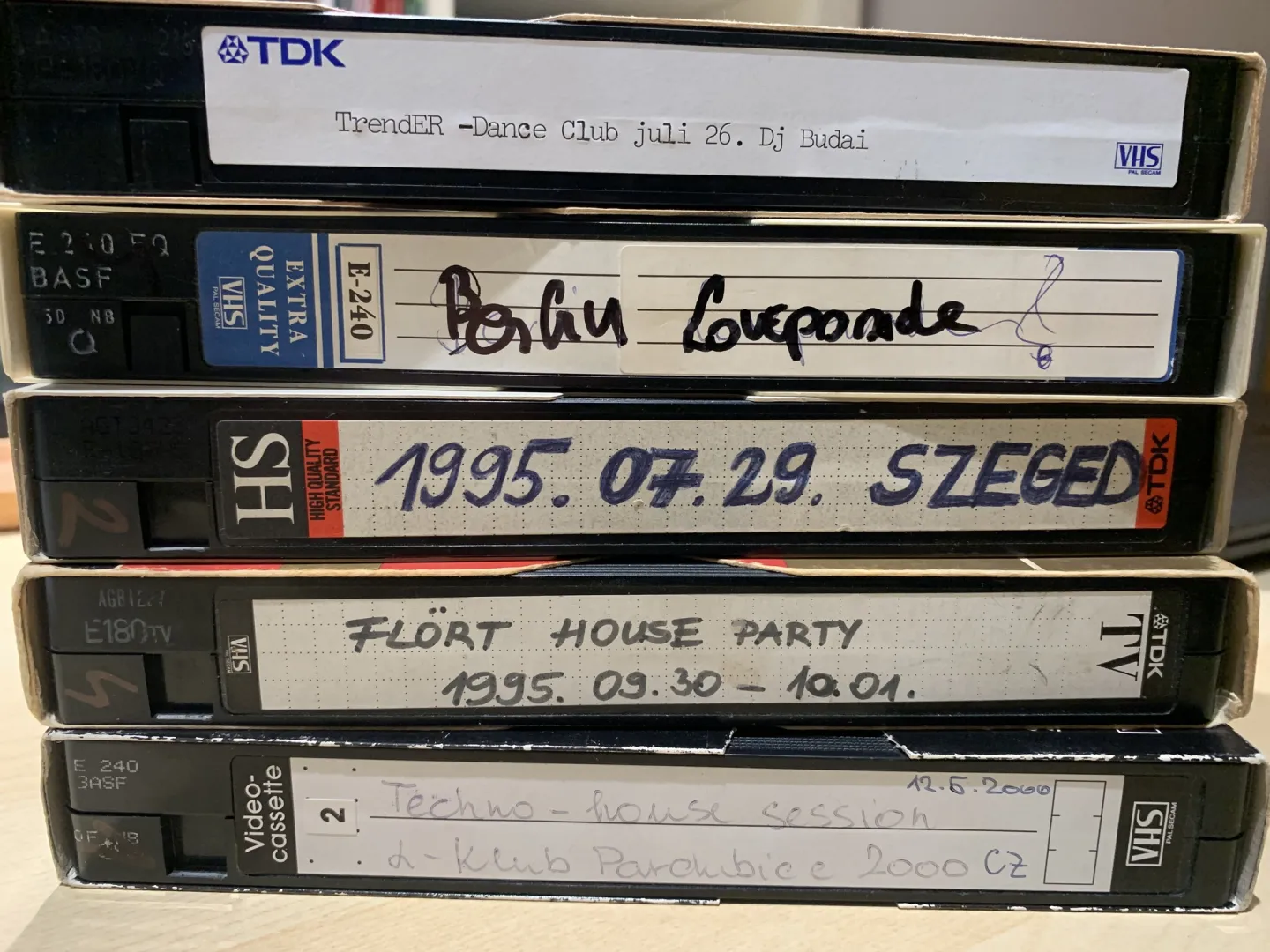 DJ Budai leporolta a régi VHS-kazikat és bedigitalizálta az ősrégi partyvideókat