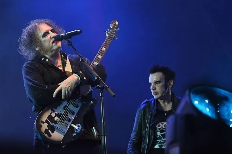 Drámai pillanatok a The Cure turnéján: Simon Gallup rosszul lett, fia mentette meg a berlini koncertet