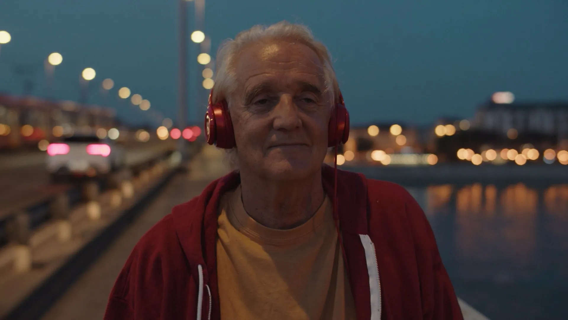 Egy megsüketülő dj-ról szól Szabó Márton István első nagyjátékfilmje, a Zajkapitány