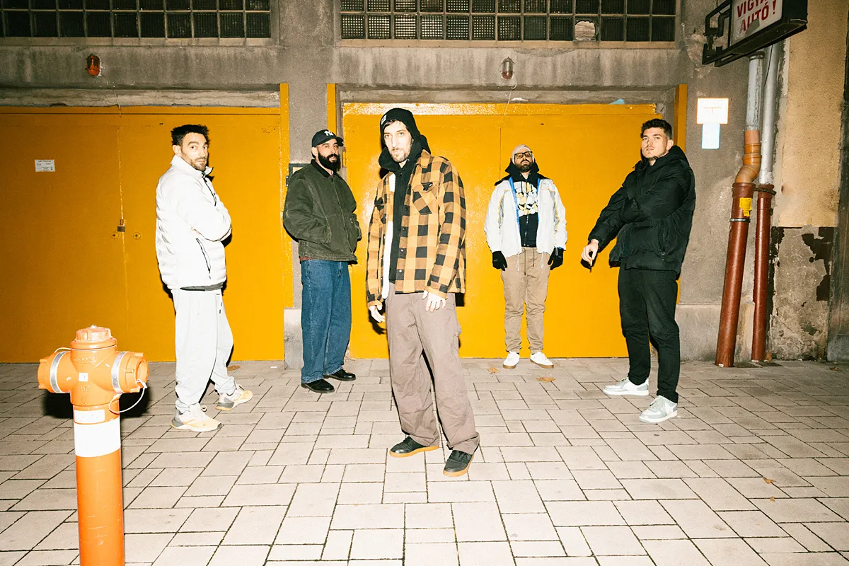 Együtt játszanak, együtt komolykodnak. Slow Village: Hat után (lemezkritika)