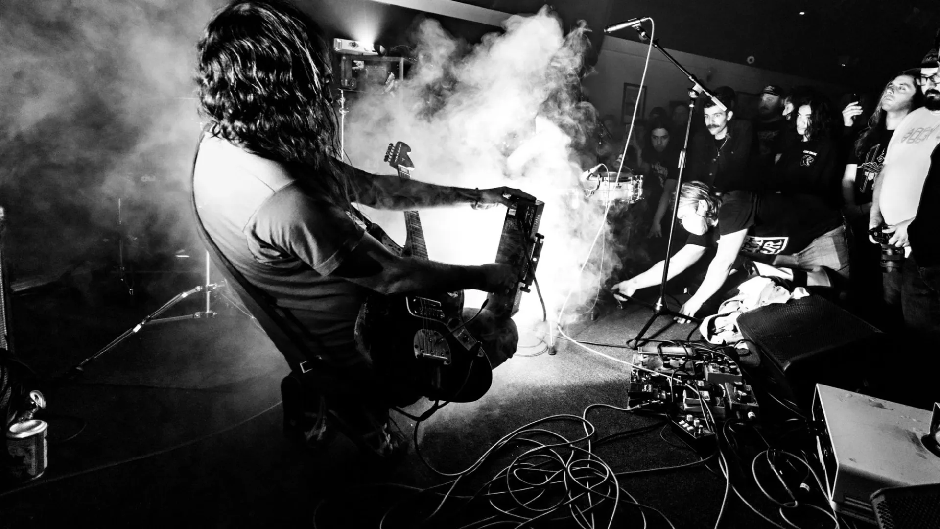 Elementáris gitárzajos pusztítás – vasárnap A Place To Bury Strangers az A38 Hajón!