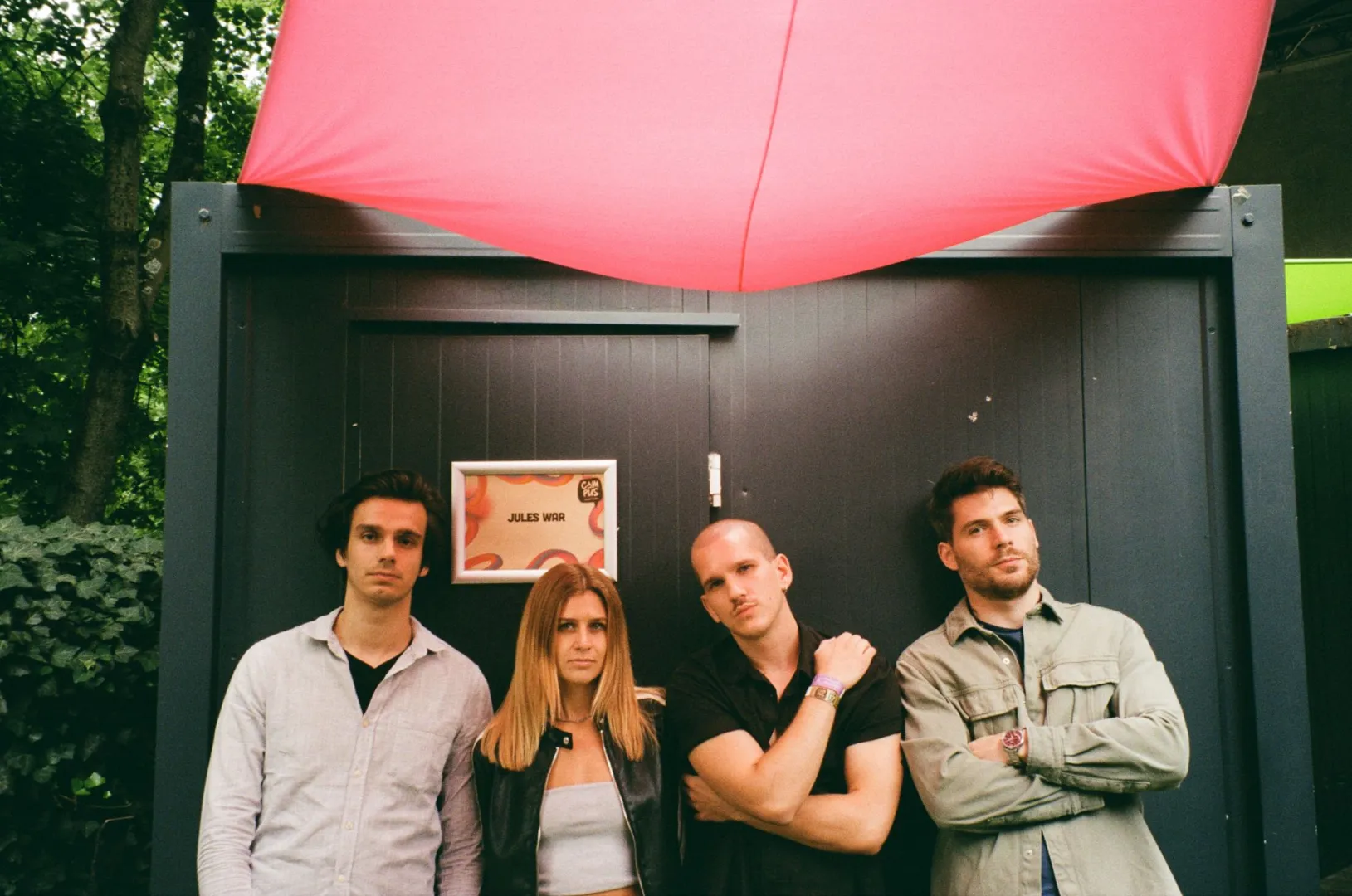 Ennél körültekintőbben engedj közel magadhoz bárkit – itt a Jules War új klipje, a Not for the Thrill