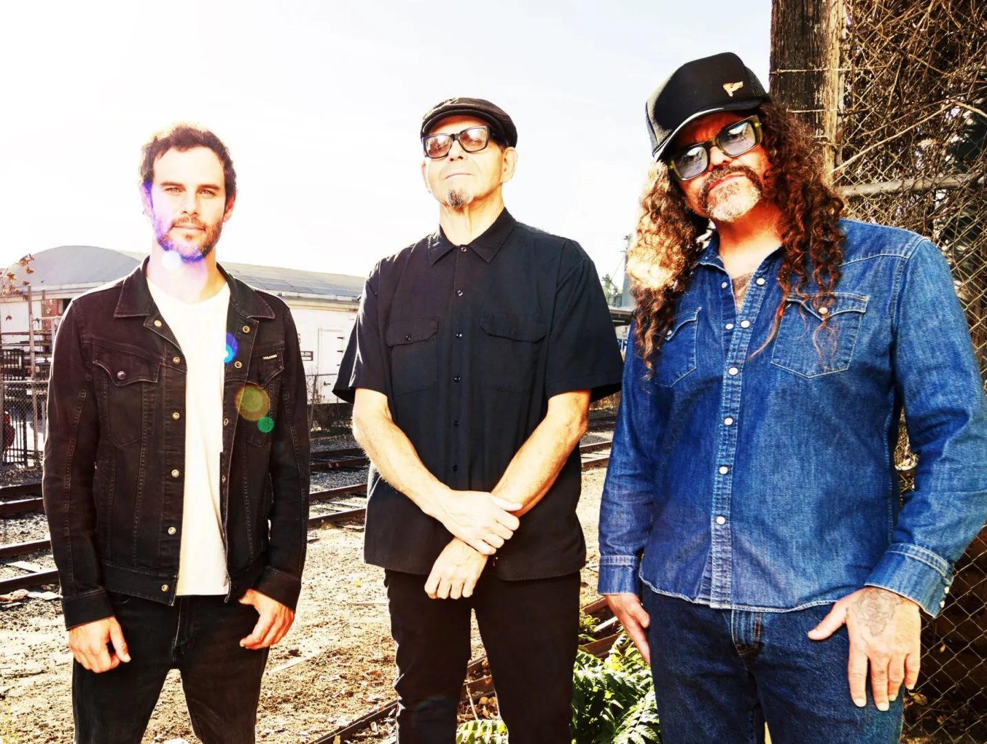 Füstös, súlyos és elementárisan laza – Vasárnap Brant Bjork az A38 Hajón!