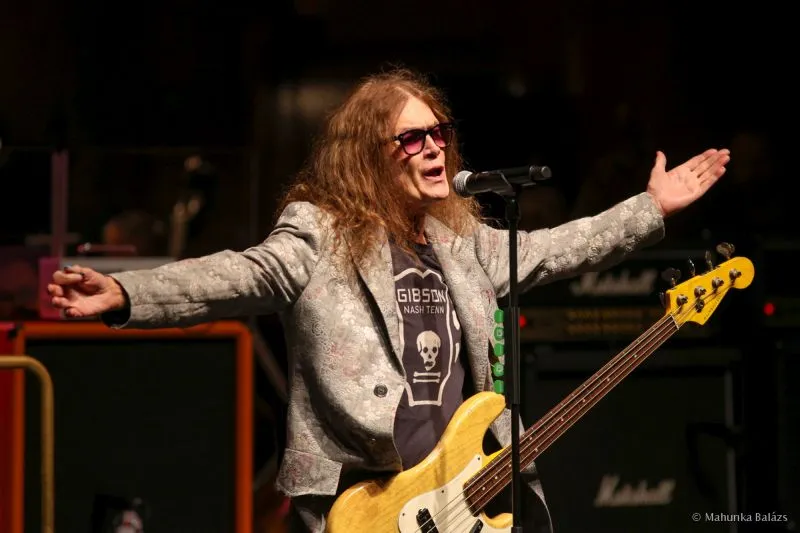 Glenn Hughes egy időre visszavonul